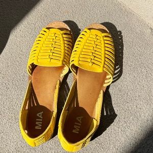 MIA yellow Huarache open toe sandal shoe size 7